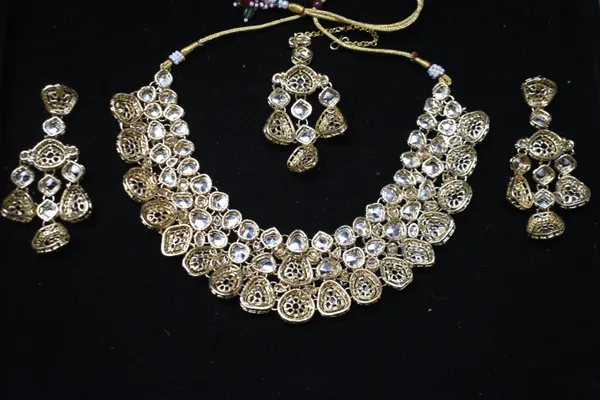 Wine_Alloy_Kundan_Bridal_Choker_Set_With_Mangtika_For_Women