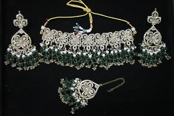 Green_Alloy_Diamond_Studded_Bead_Bridal_Choker_Set_With_Mangtika_For_Women
