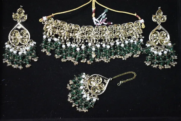 Green_Alloy_Diamond_Studded_Bead_Bridal_Choker_Set_With_Mangtika_For_Women