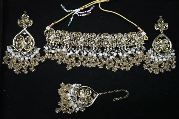 Peach_Alloy_Diamond_Studded_Beaded_Bridal_Choker_Set_With_Mangtika_For_Women