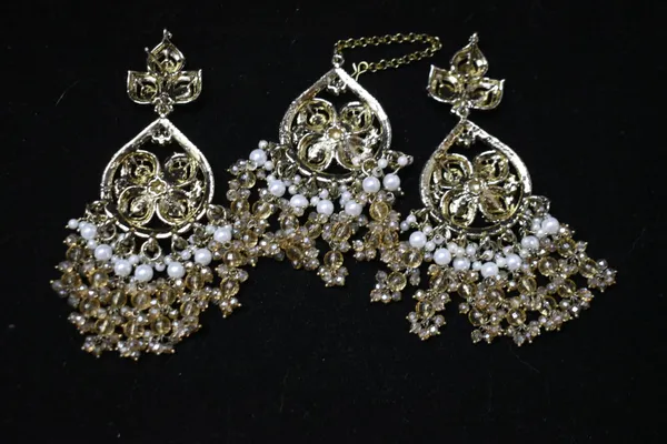 Peach_Alloy_Diamond_Studded_Beaded_Bridal_Choker_Set_With_Mangtika_For_Women