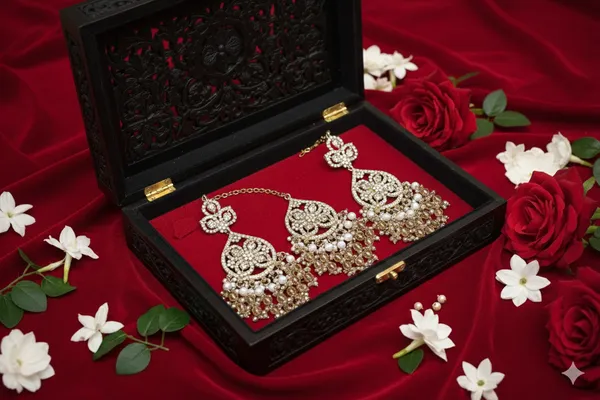 Peach_Alloy_Diamond_Studded_Beaded_Bridal_Choker_Set_With_Mangtika_For_Women