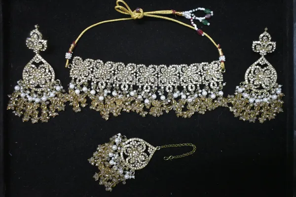 Peach_Alloy_Diamond_Studded_Beaded_Bridal_Choker_Set_With_Mangtika_For_Women