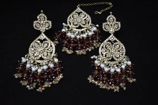 Red_Alloy_Diamond_Studded_Bead_Bridal_Choker_Set_With_Mangtika_For_Women