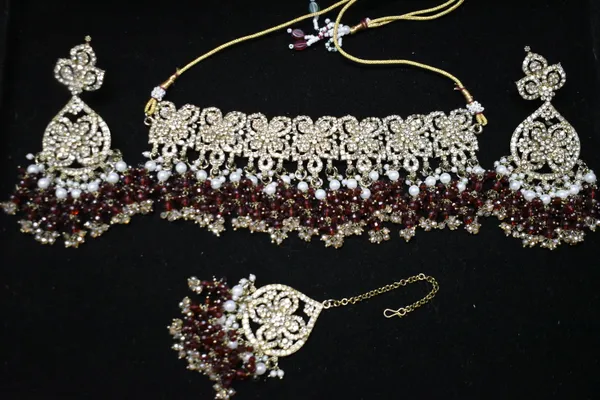 Red_Alloy_Diamond_Studded_Bead_Bridal_Choker_Set_With_Mangtika_For_Women