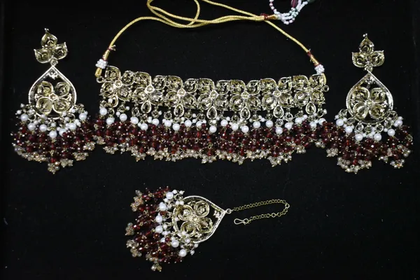 Red_Alloy_Diamond_Studded_Bead_Bridal_Choker_Set_With_Mangtika_For_Women