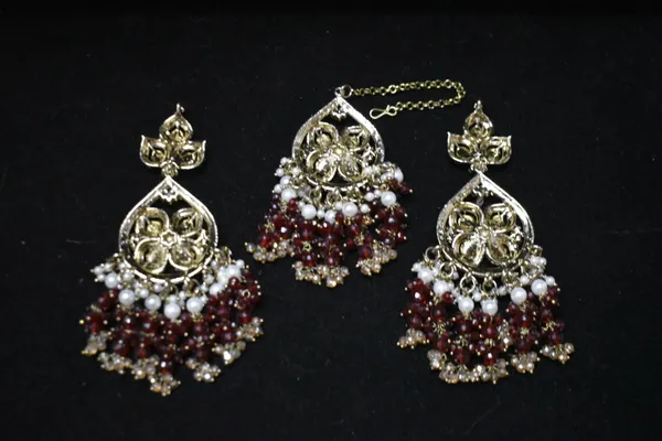 Red_Alloy_Diamond_Studded_Bead_Bridal_Choker_Set_With_Mangtika_For_Women