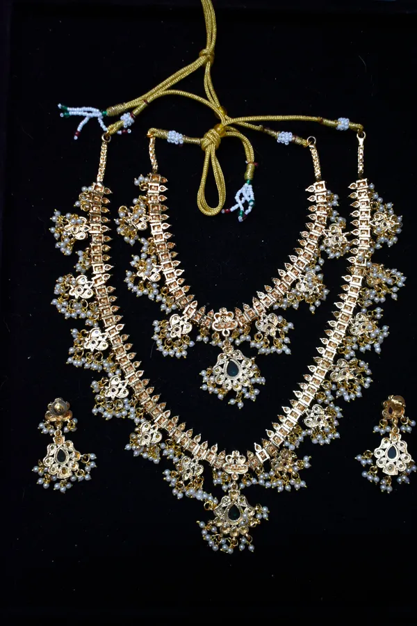 Red_Green_Alloy_Bridal_Choker_And_Long_Haar_Set_With_Mangtika_For_Women