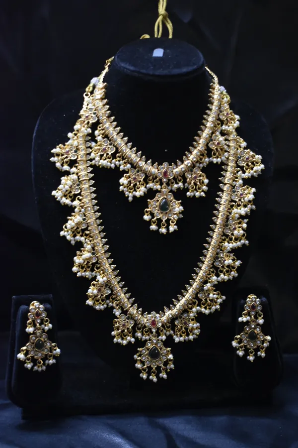 Red_Green_Alloy_Bridal_Choker_And_Long_Haar_Set_With_Mangtika_For_Women