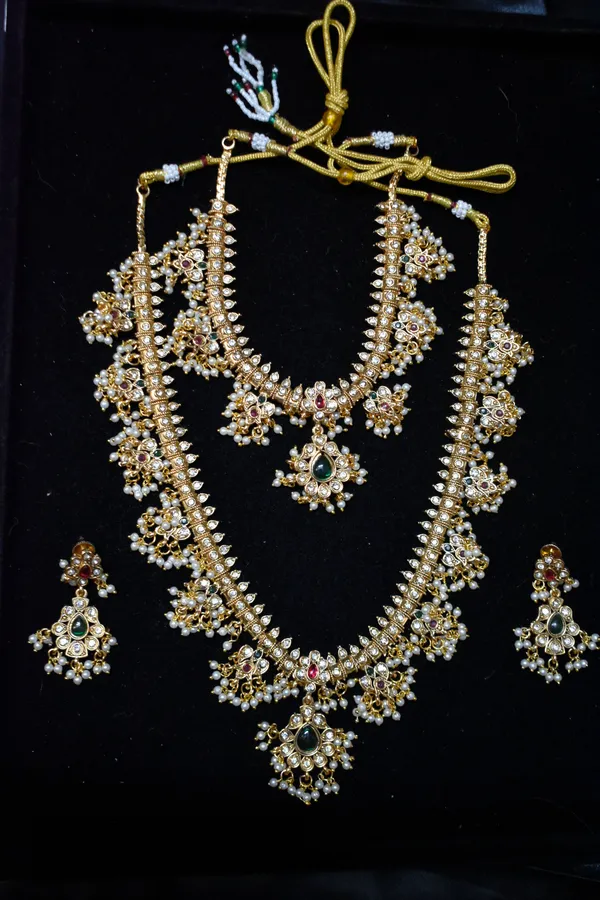 Red_Green_Alloy_Bridal_Choker_And_Long_Haar_Set_With_Mangtika_For_Women