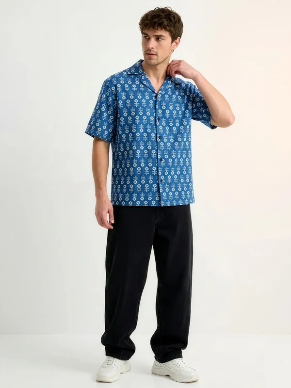 Blue_Floral_Print_Short_Sleeve_Shirt_For_Men