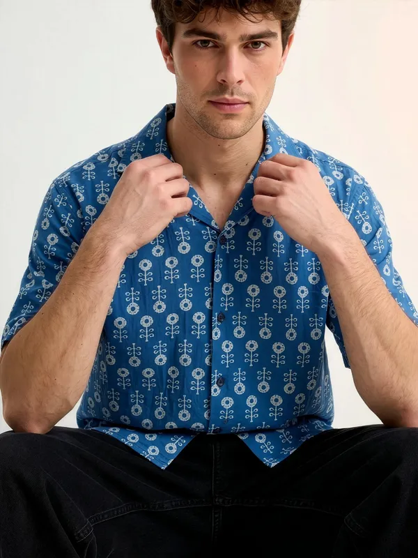 Blue_Floral_Print_Short_Sleeve_Shirt_For_Men