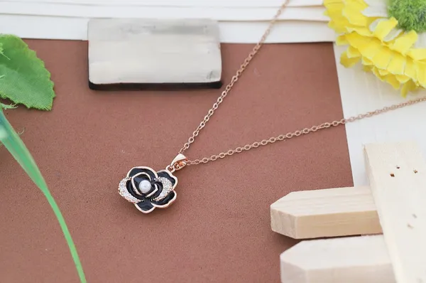 Celebrity_Inspired_Daily_Wear_Gold_Plated_Pendant_Timeless_&_Tarnish_Free