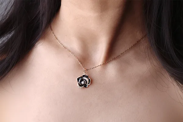 Celebrity_Inspired_Daily_Wear_Gold_Plated_Pendant_Timeless_&_Tarnish_Free