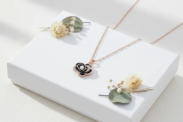 Celebrity_Inspired_Daily_Wear_Gold_Plated_Pendant_Timeless_&_Tarnish_Free