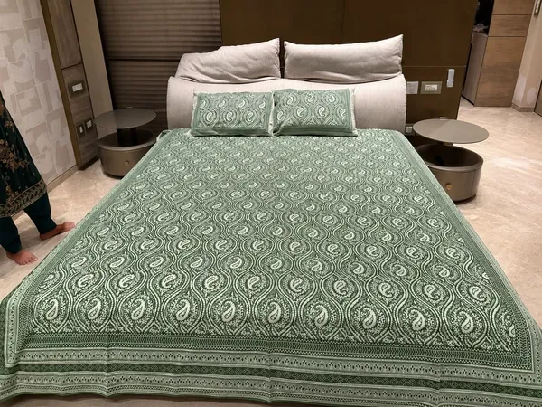Pure_Cotton_Green_Double_Bedsheet_With_2_Pillow_Covers_|_King_Size