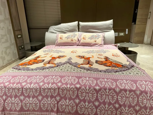 Pure_Cotton_Multicolor_Double_Bedsheet_With_2_Pillow_Covers_|_King_Size
