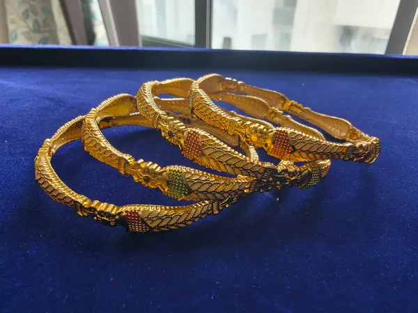 Aarsa_Premium_Micro_Gold_Plated_Antique_Leaf_Designer_Bangles_For_
__Women_&_Girls_|_Brass_Traditional_Ethnic_Daily_&_Festive_Wear_Bangles_
__(Set_Of_4)