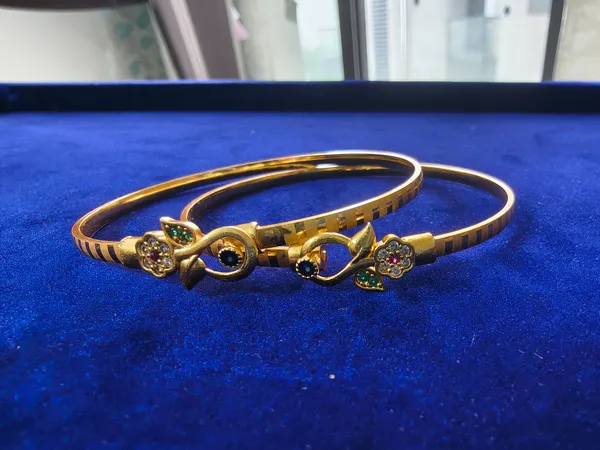 Aarsa_Premium_Micro_Gold_Plated_Floral_Cz_Adjustable_Bangles_
__For_Women_&_Girls_|_Brass_Designer_Traditional_Daily_Wear_Bangles_
__(Set_Of_2)