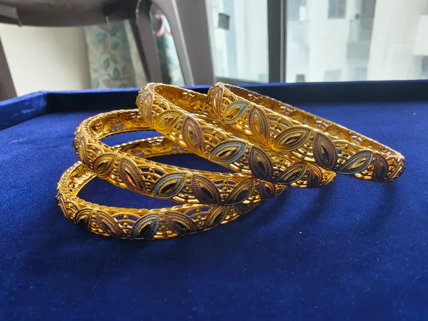 Aarsa_Premium_Micro_Gold_Plated_Dual_Tone_Filigree_Leaf_Design_
__Traditional_Bangles_For_Women_&_Girls_|_Brass_Ethnic_Daily_&_Festive_
__Wear_Bangles_(Set_Of_4)