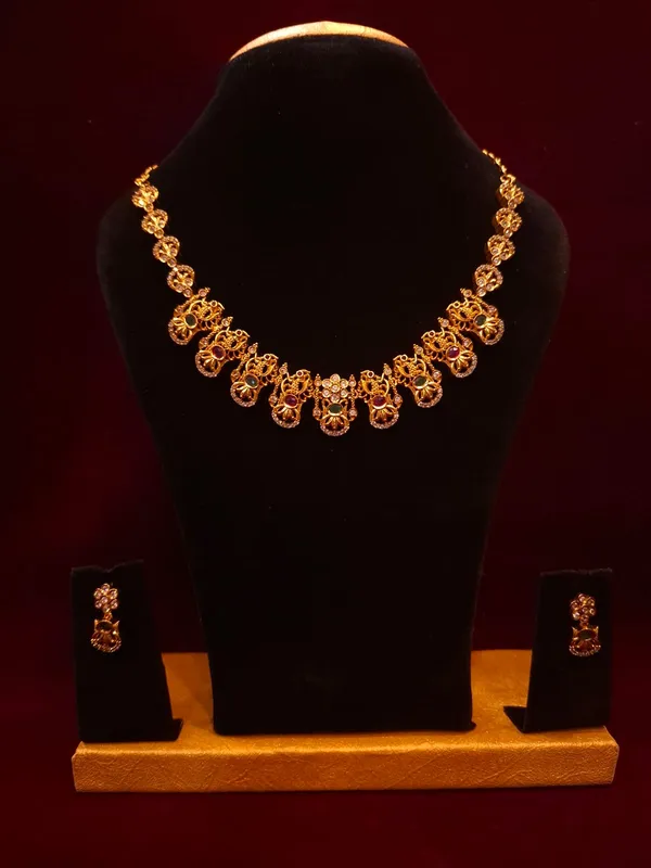 Gold_And_Pink_Metal_Floral_Stone_Necklace_Set_For_Women