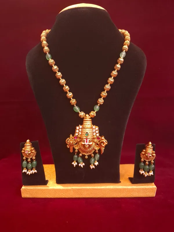 Gold_And_Green_Temple_Jewellery_Metal_Necklace_Set_For_Women