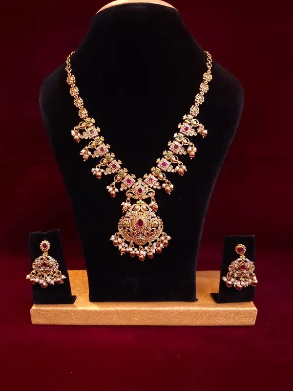 Gold_And_Ruby_Metal_Bridal_Necklace_Set_For_Women