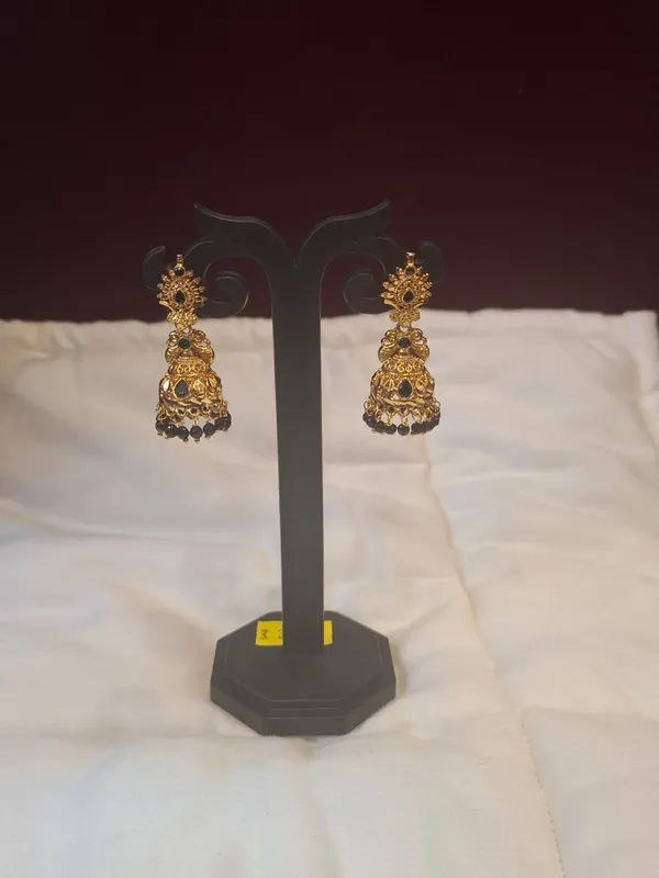 Gold_Metal_Traditional_Jhumka_Earrings_For_Women