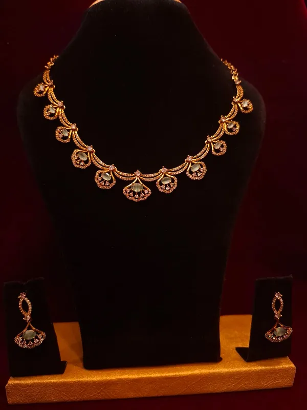 Gold_Metal_Floral_Design_Necklace_Set_For_Women