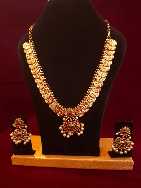 Antique_Gold_Metal_Temple_Coin_Kundan_Necklace_Set_For_Women