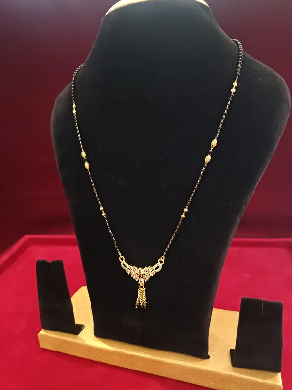 Gold_And_Black_Metal_Tassel_Pendant_Chain_Necklace_For_Women