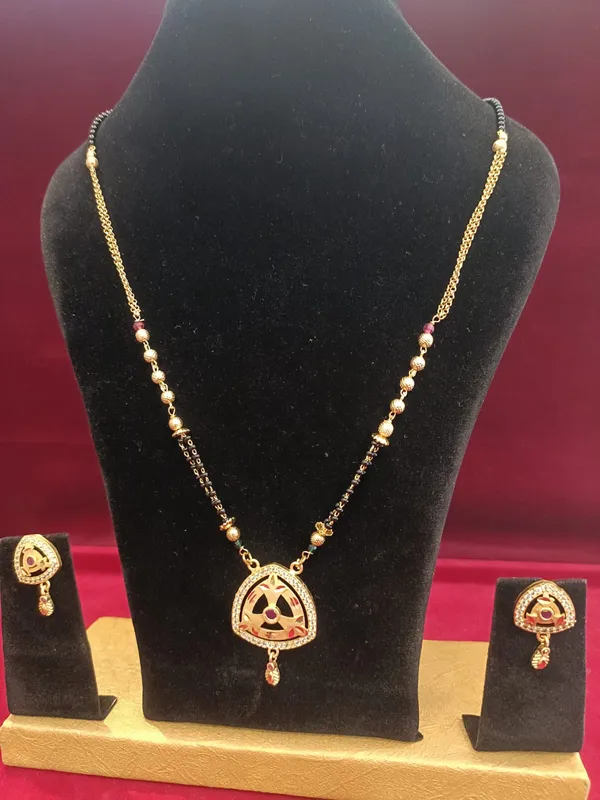 Gold_Metal_Triangular_Cutwork_Pendant_Necklace_Set_For_Women