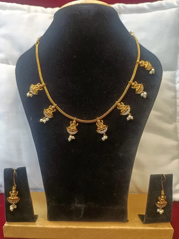 Gold_And_Pearl_Floral_Motif_Metal_Necklace_Set_For_Women