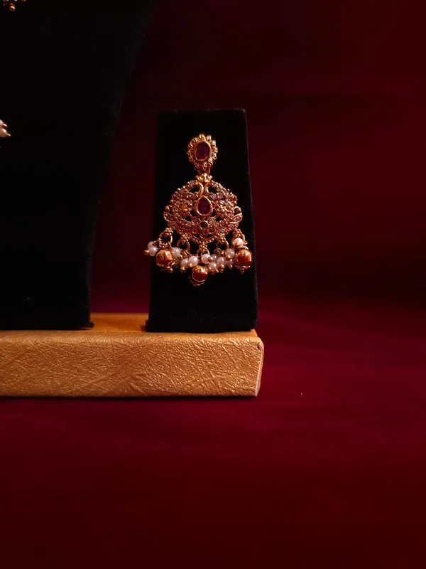 Gold_And_Ruby_Metal_Bridal_Necklace_Set_For_Women