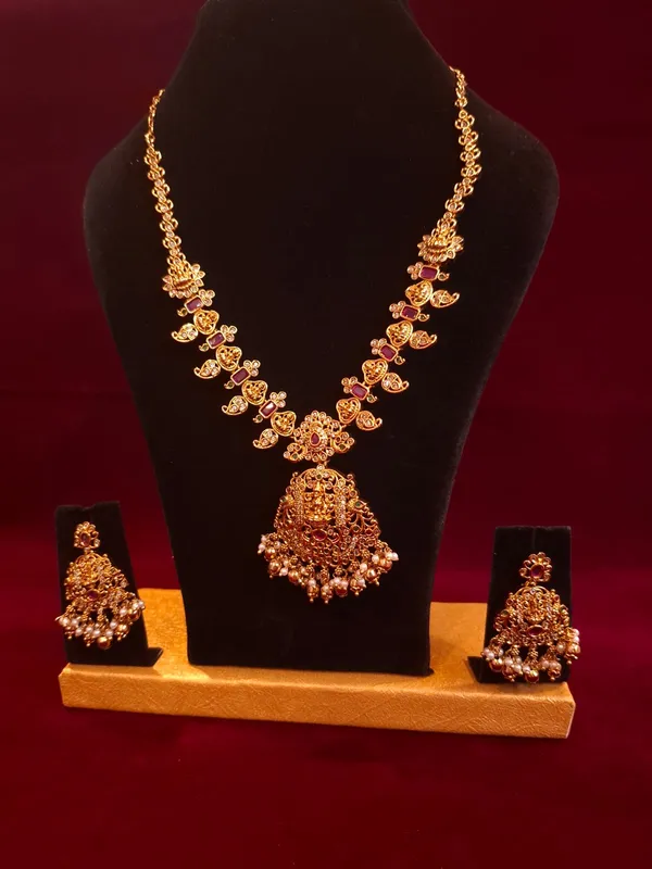 Gold_And_Ruby_Metal_Temple_Mango_Motif_Necklace_Set_For_Women