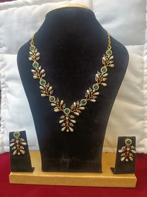 Gold_And_Green_Metal_Leaf_Design_Necklace_Set_For_Women