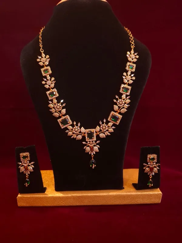 Rose_Gold_And_Green_Metal_Crystal_Floral_Necklace_Set_For_Women