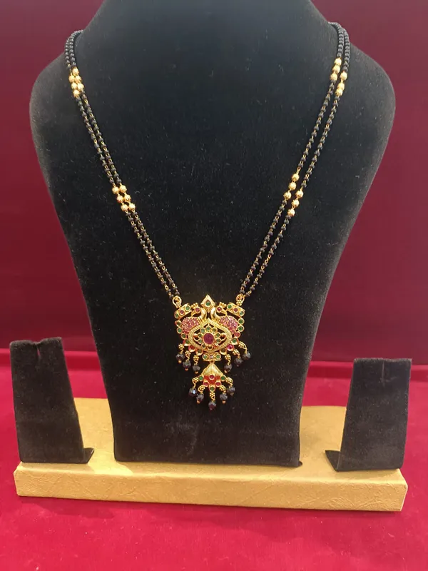 Gold_And_Black_Metal_Kundan_Mangalsutra_Necklace_For_Women