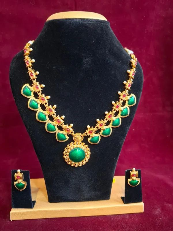 Green_And_Gold_Stone_Mango_Motif_Metal_Necklace_Set_For_Women