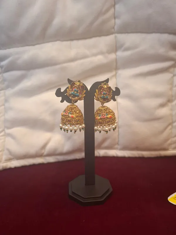 Gold_Metal_Kundan_Jhumka_Earrings_With_Pearl_Drops_For_Women