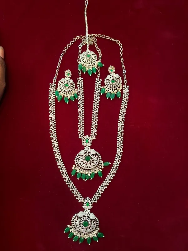 Multicolor_Stone_Metal_Bridal_Jewellery_Set_With_Maang_Tikka