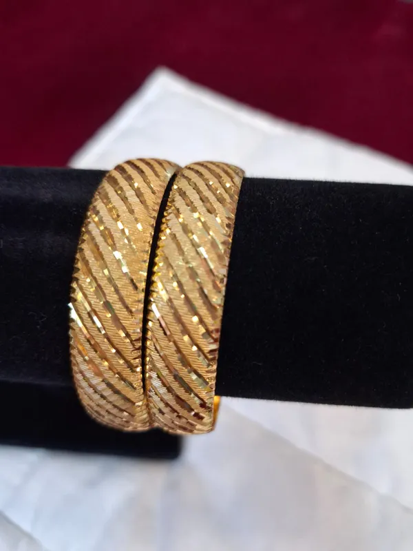 Gold_Metal_Diagonal_Texture_Bangles_For_Women