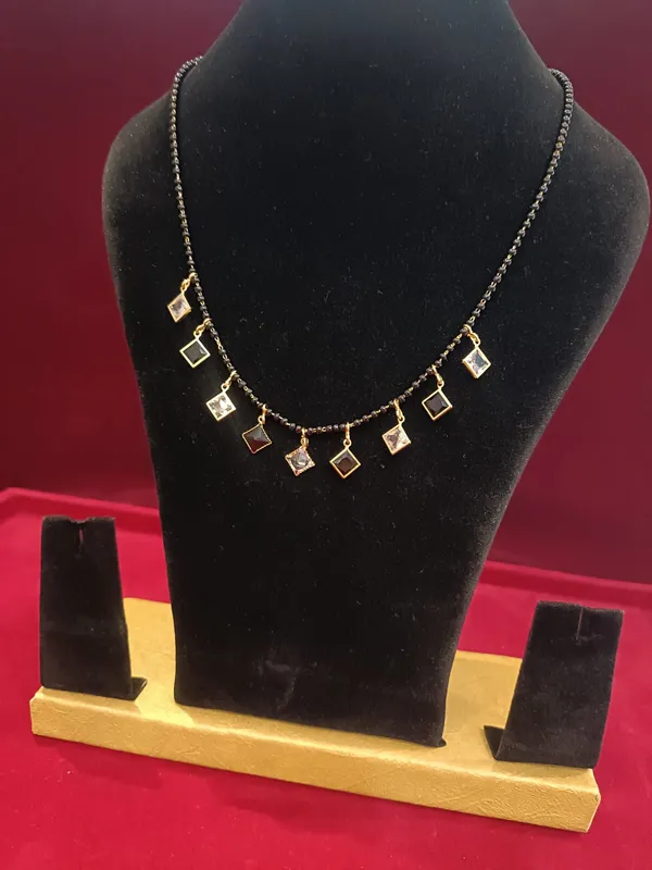 Gold_Metal_Diamond-Shape_Charm_Necklace_For_Women