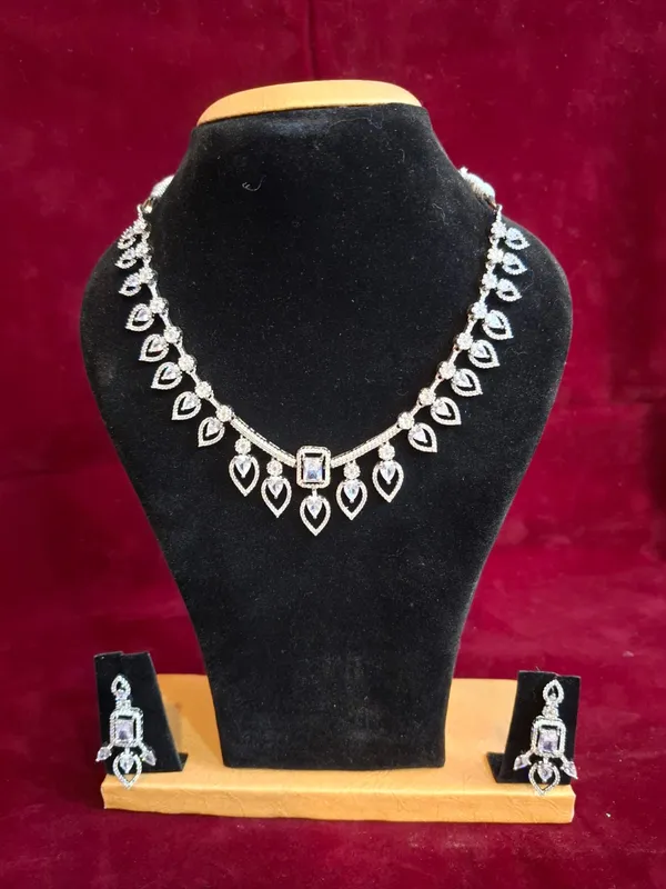 Silver_Metal_Crystal_Studded_Heart_Necklace_Set_For_Women