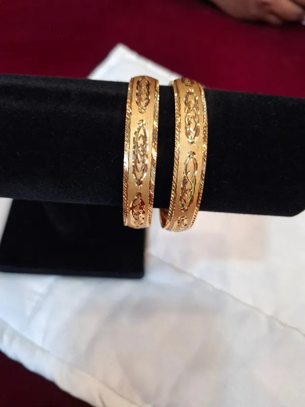 Gold_Metal_Floral_Engraved_Bangles_For_Women