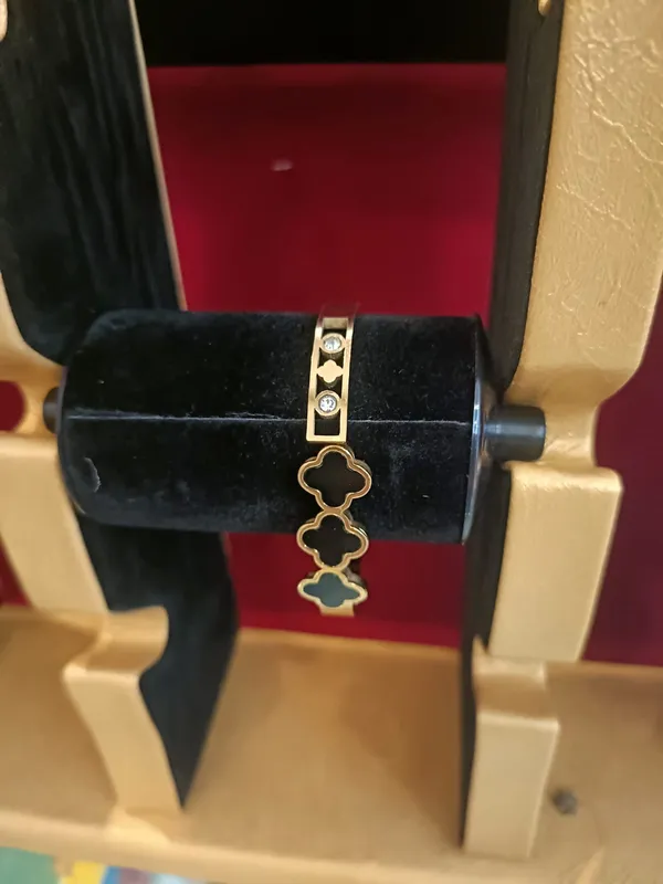 Gold_Metal_Clover_Design_Stone_Bracelet_For_Women