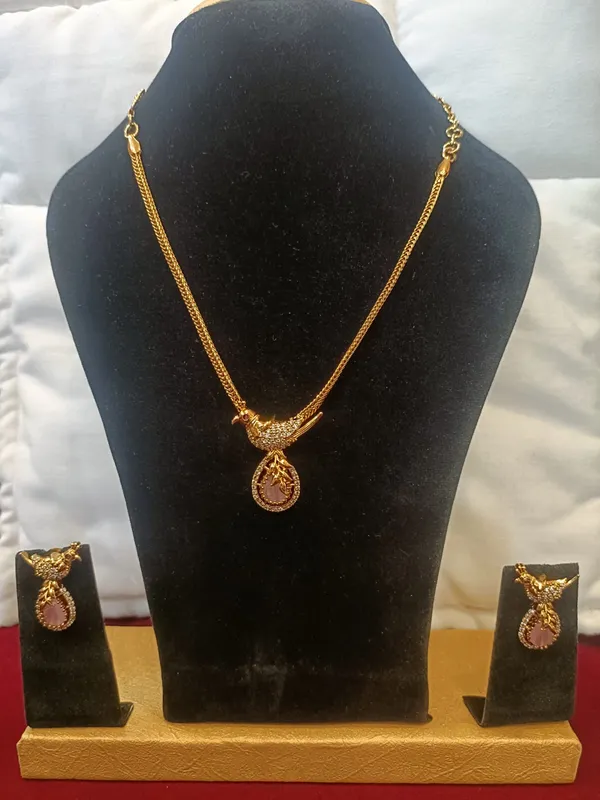 Gold_And_Pink_Metal_Stone_Pendant_Necklace_Set_For_Women