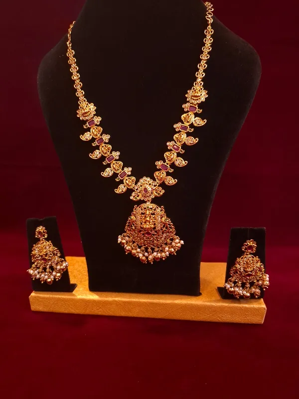 Gold_And_Ruby_Metal_Temple_Mango_Motif_Necklace_Set_For_Women