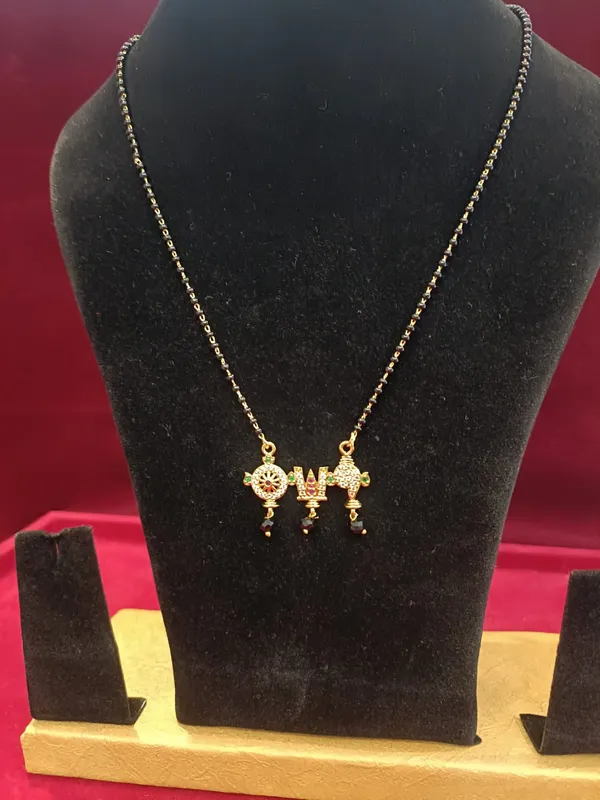 Gold_And_Black_Metal_Kundan_Mangalsutra_Necklace_For_Women