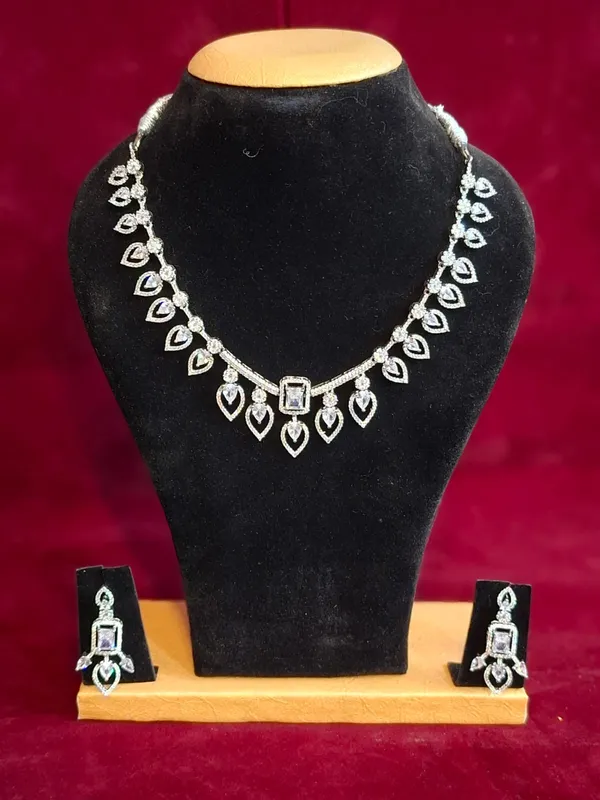 Silver_Metal_Crystal_Studded_Heart_Necklace_Set_For_Women